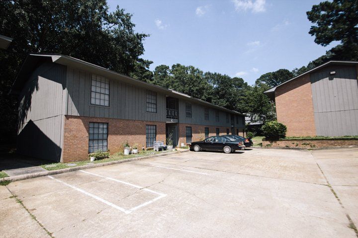 LAKELAND LANE - Exterior + parking lot