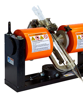 Amoladora de banco naranja con protector de seguridad transparente sobre una base negra, mostrada en primer plano.