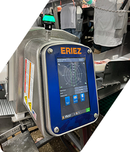 Panel de control industrial ERIEZ con pantalla táctil en un entorno de fábrica.