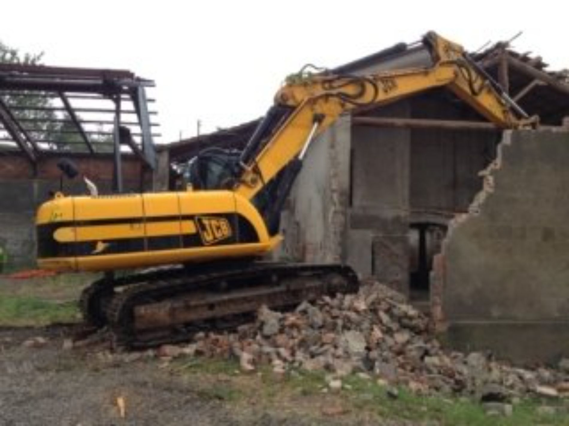 demolizione di una struttura fatiscente