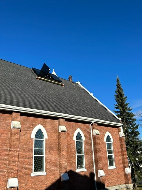 Un bâtiment en brique avec un panneau solaire sur le toit
