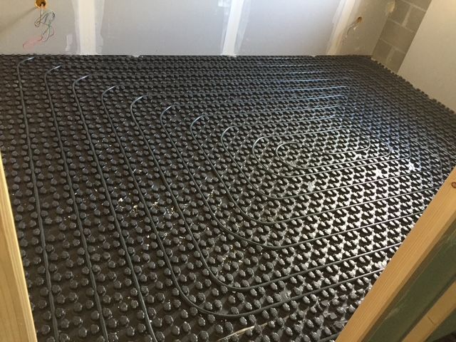 Un sol en carrelage noir avec des trous