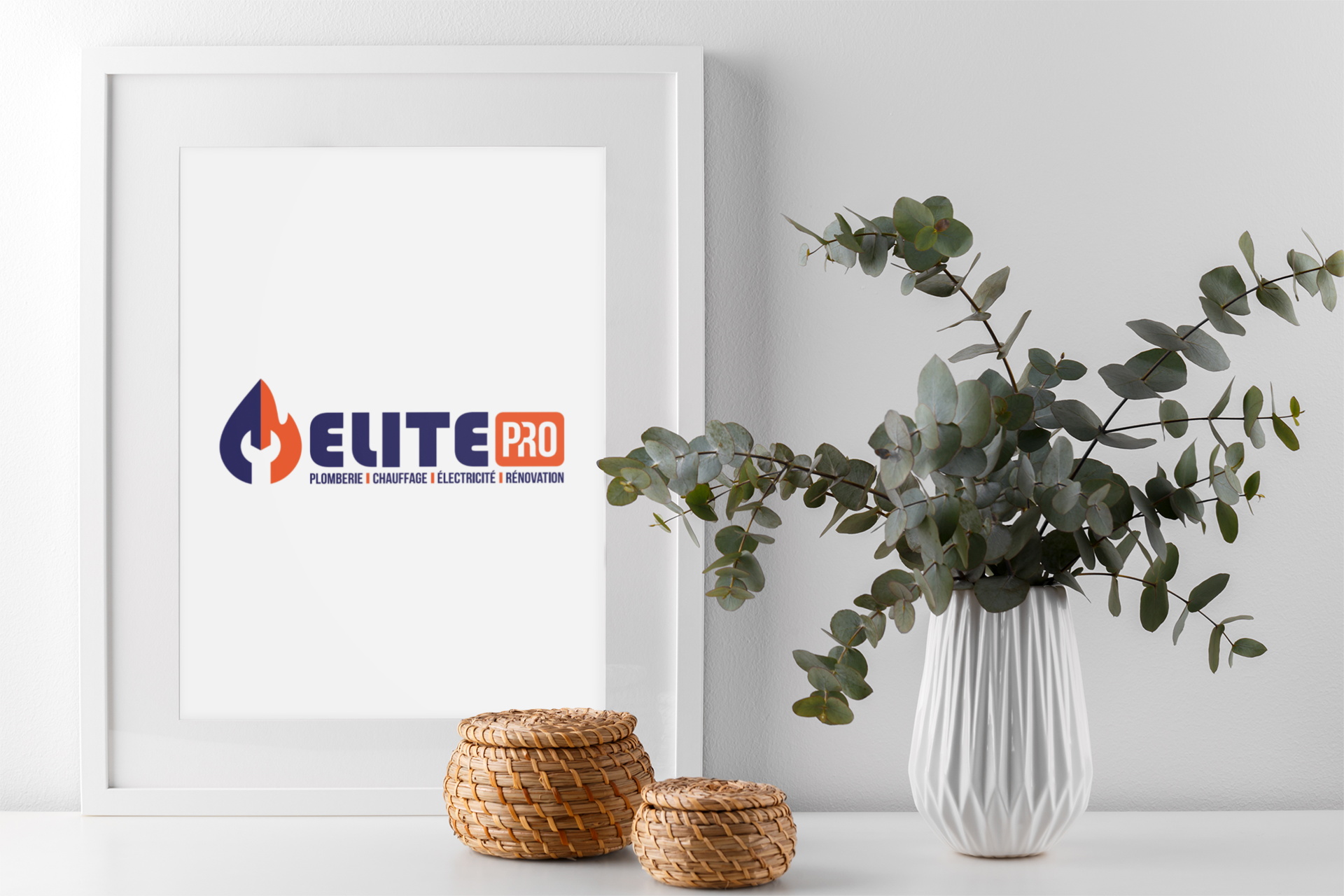 Un cadre photo est posé sur une table à côté d'un vase de fleurs.