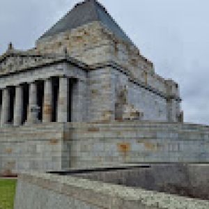 Picture showing the Shrine of Remembrance in Melbourne with the kept grounds.