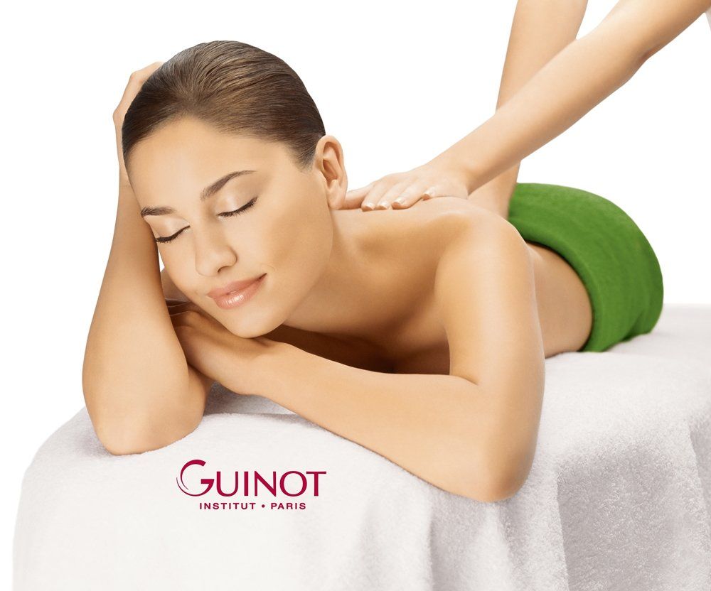 donna su un lettino durante un massaggio alle spalle