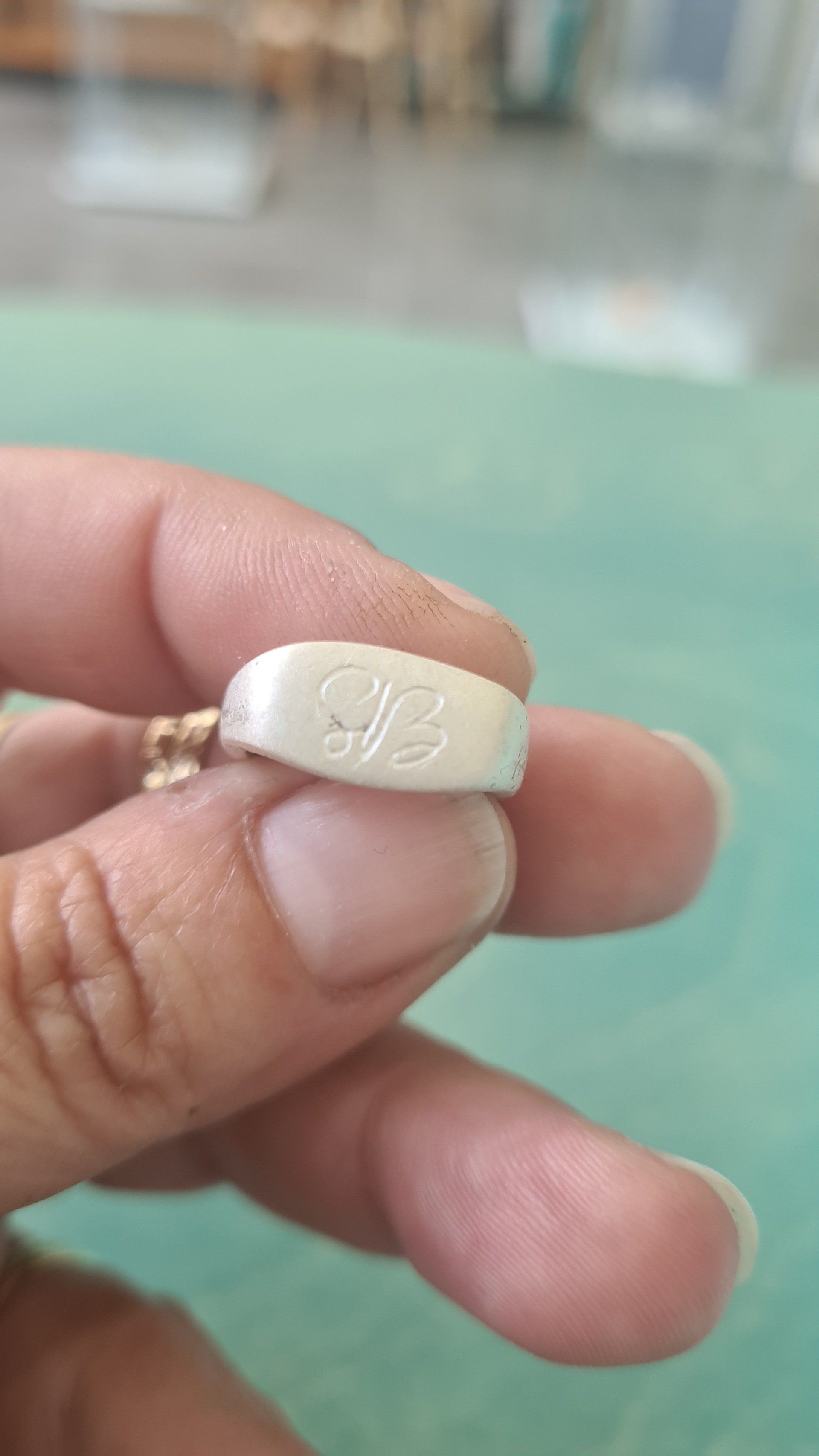 תקריב של אדם מחזיק טבעת ביד.
