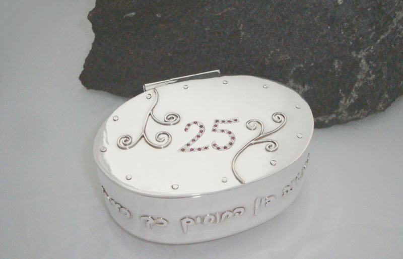 קופסת תכשיטים מכסף בעיצוב אישי - מתנה ליום נישואין 25
