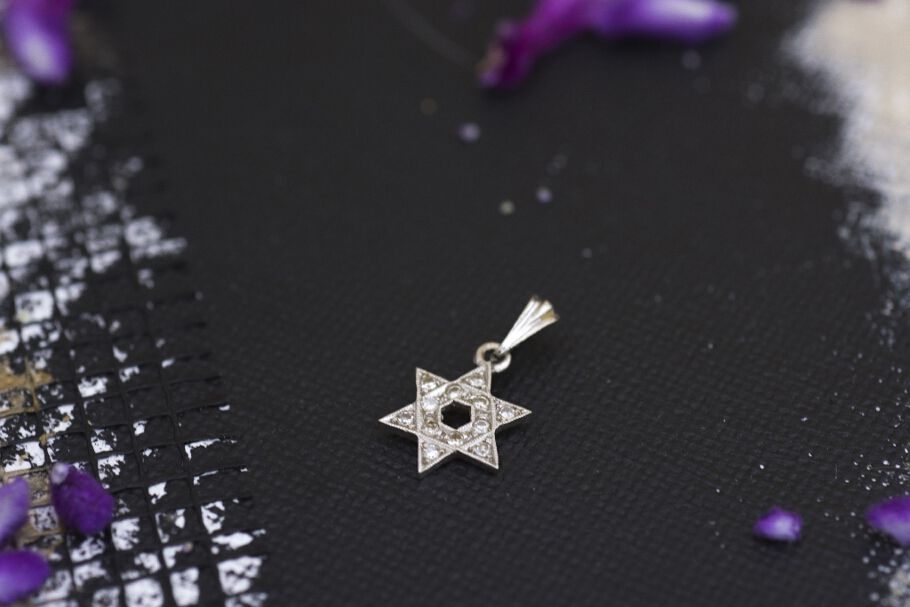 תליון זהב לבן 14 קראט מגן דוד משובץ יהלומים