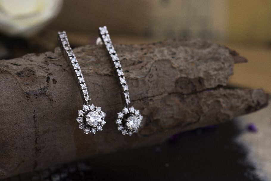 עגילי וינטג' זהב לבן 18 קראט משובצים יהלומים