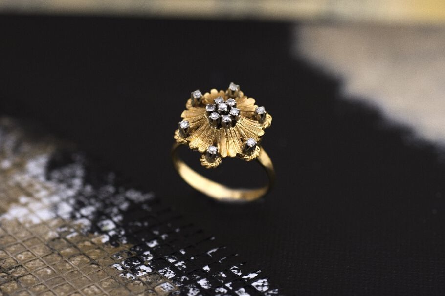 טבעת וינטג' זהב 18 קראט בצורת פרח משובצת יהלומים קטנים