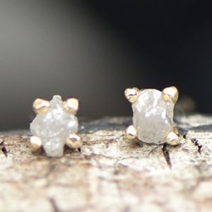 עגילי זהב 14 קראט צמודים משובצים יהלום גולמי אפור