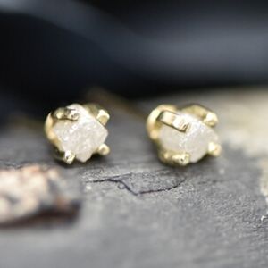 עגילי זהב 14 קראט צמודים משובצים יהלום גולמי לבן