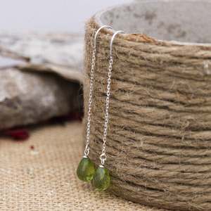 עגילי כסף סטרלינג תלויים עם אבני פרידוט