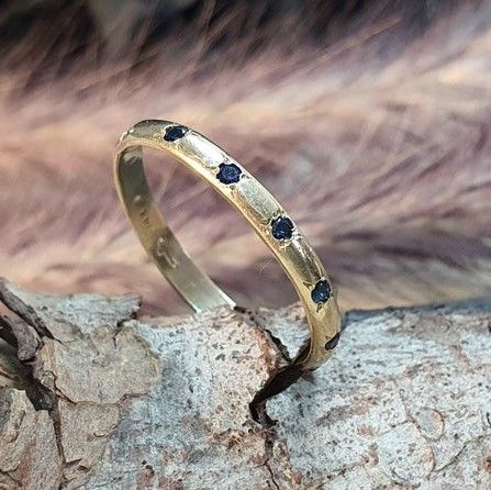 טבעת זהב 14 קראט משובצת אבני ספיר כחולות