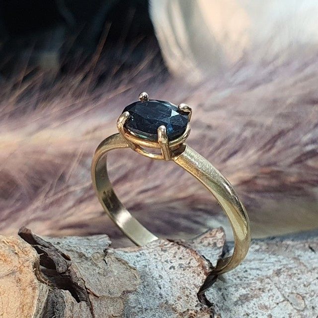 טבעת זהב 14 קראט משובצת אבן ספיר כחולה