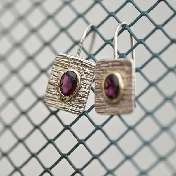 עגילי כסף סטרלינג עם אבני גרנט משובצים זהב