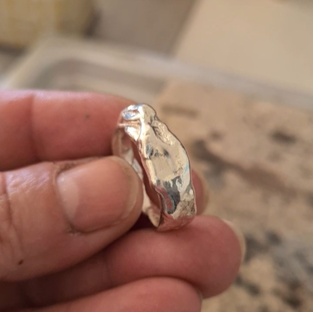 טבעת כסף שנוצרה ביציקה בחול