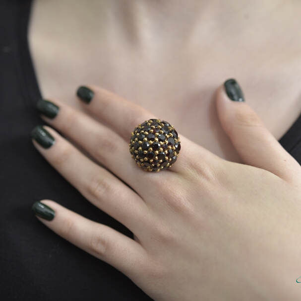 טבעת וינטג' זהב 18 קראט משובצת גרנטים