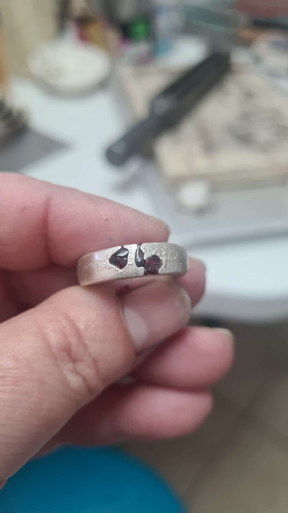 טבעת משובצת רובינים שנוצרה ביציקה בחול