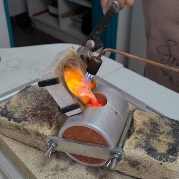 מזיגת מתכת נוזלית לתבנית חול