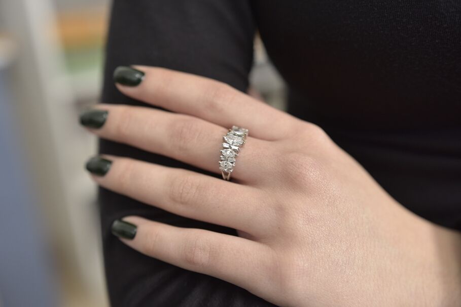 טבעת וינטג' זהב לבן 14 קראט משובצת יהלומים מרקיזה