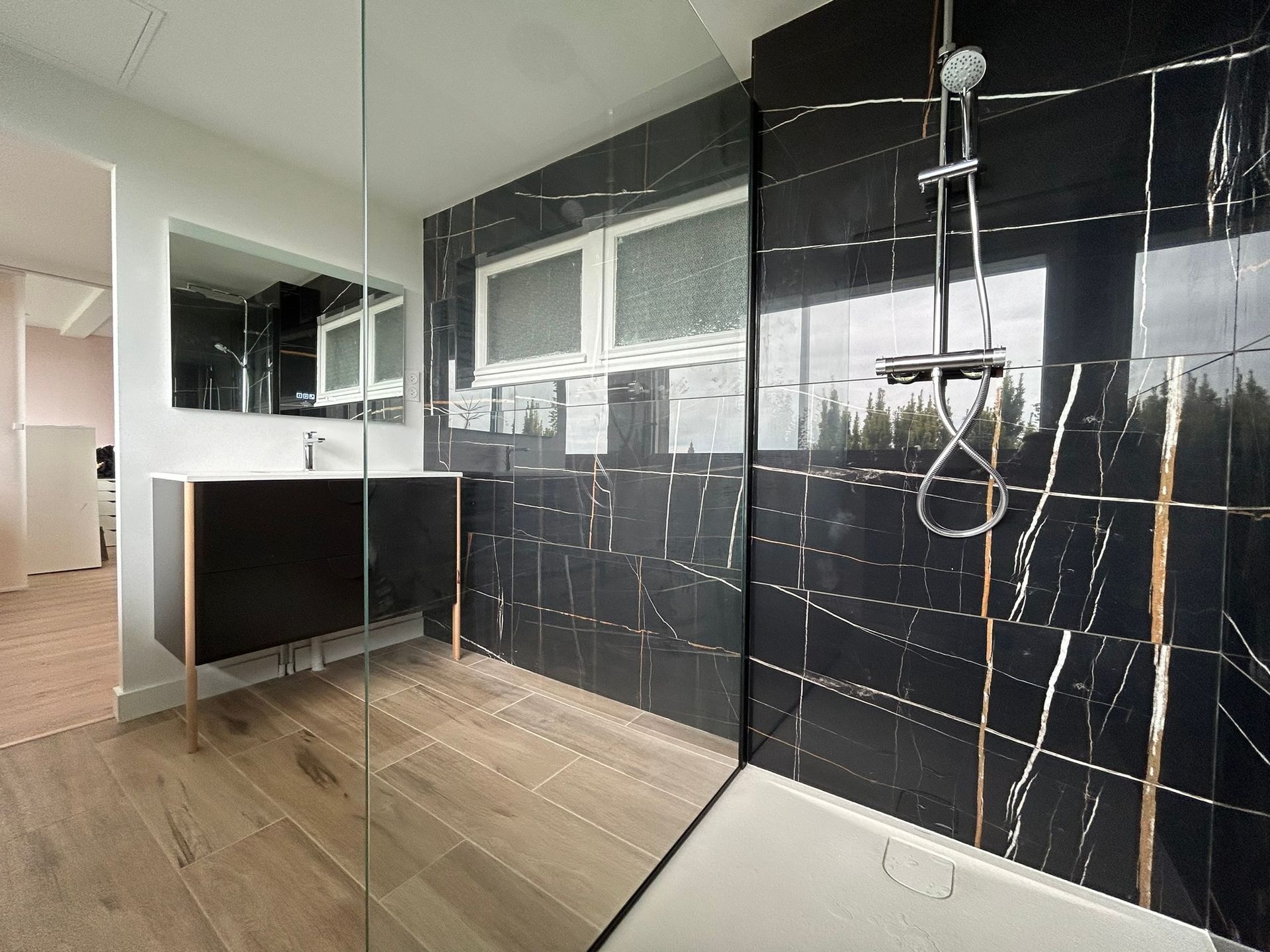 Rénovation intégrale d'une salle de bain sur Le Havre avec douche à l'italienne et carrelage