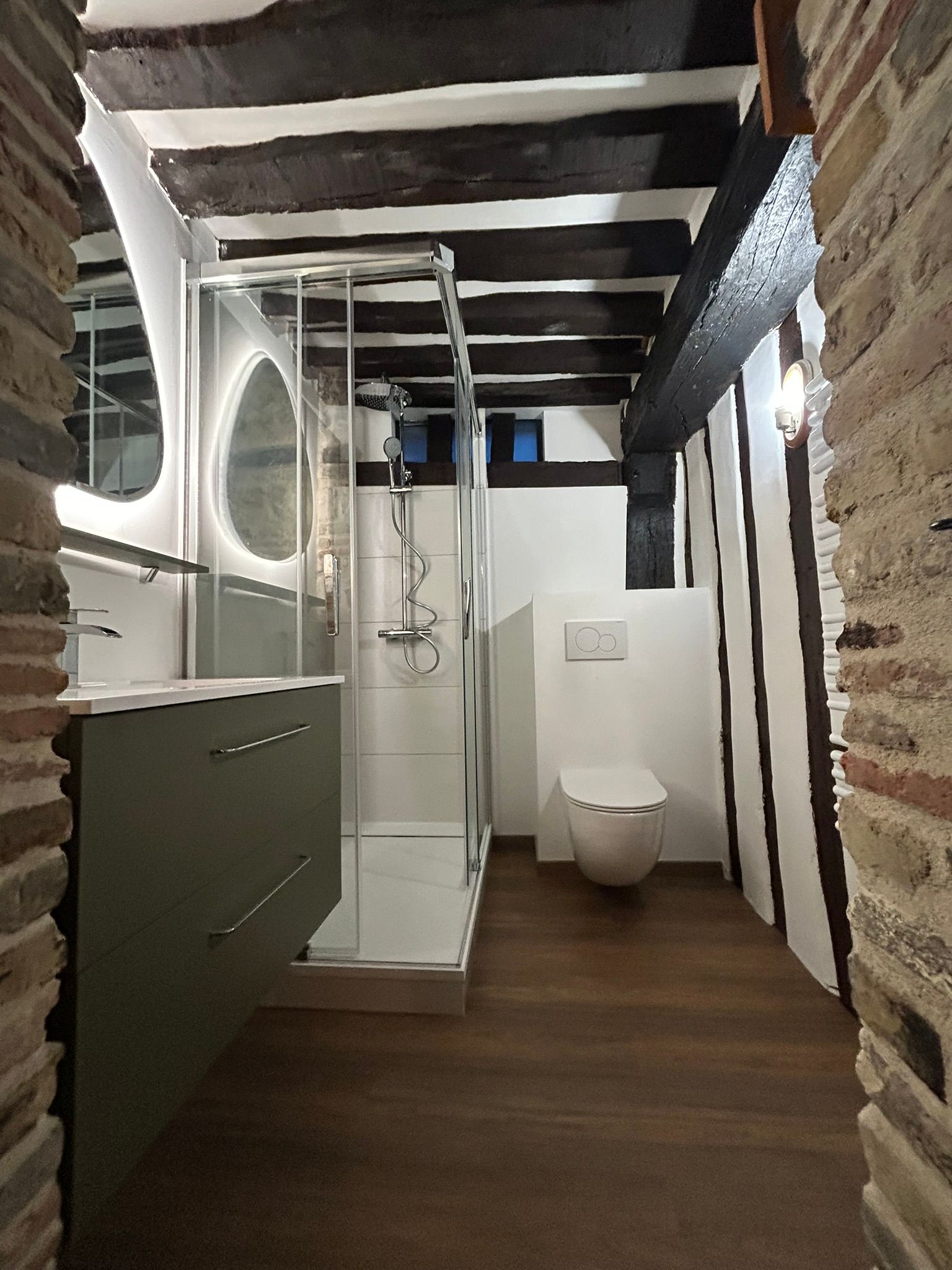 Rénovation complète d'une salle de bain avec meuble douche et WC et miroir