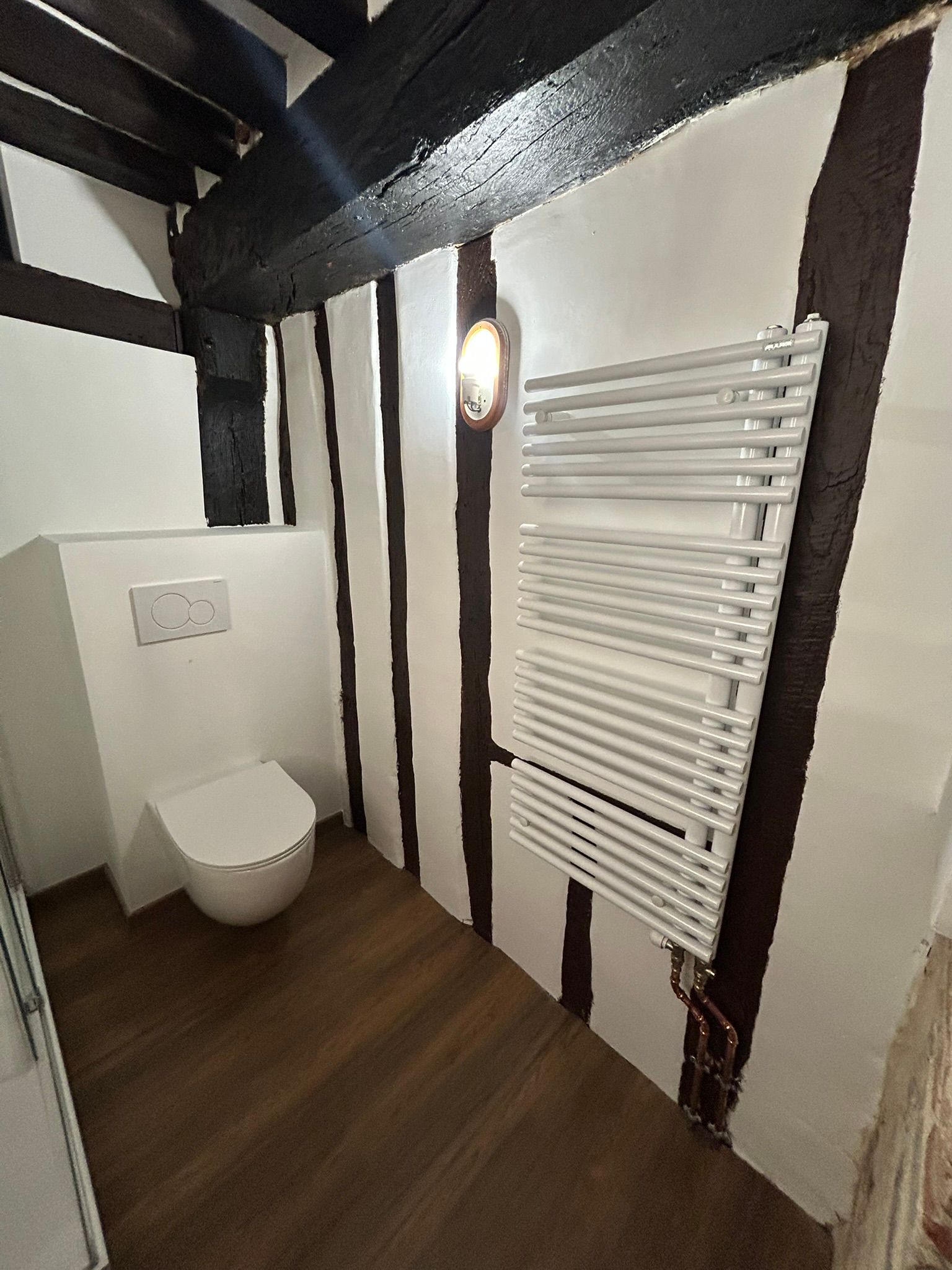 WC et sèche serviette dans une salle de bain