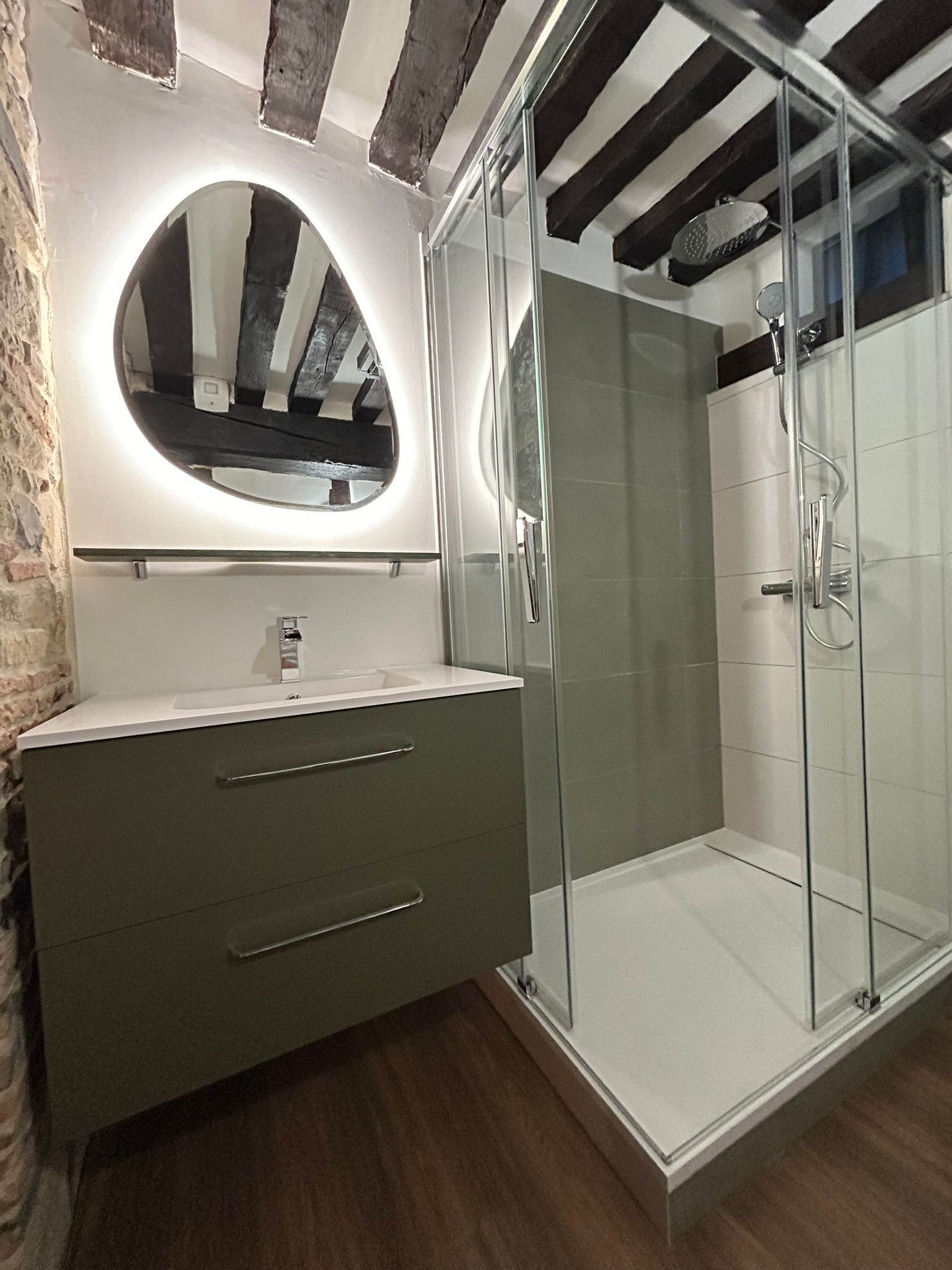 Rénovation d'une salle de bain avec meuble et douche et miroir