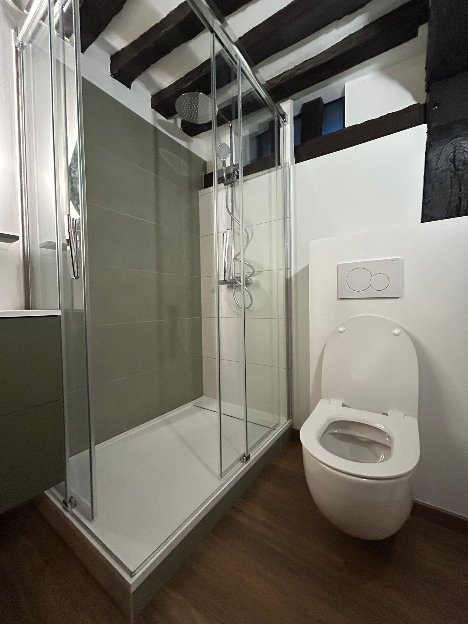 Rénovation d'une salle de bain avec cabine de douche et WC