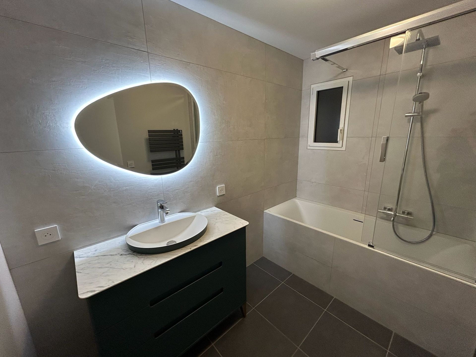 Salle de bain au Havre avec baignoire 