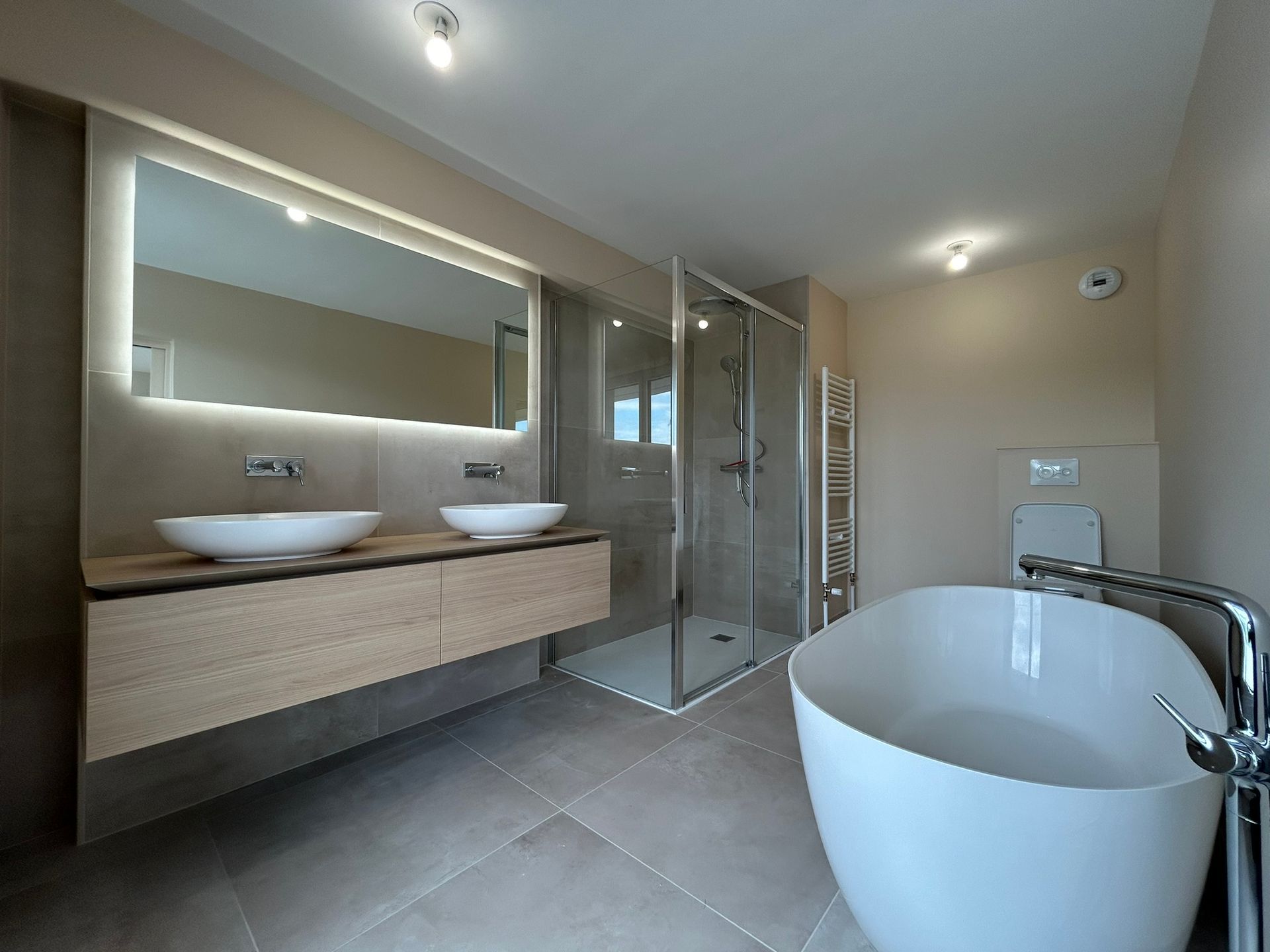 Salle de bain au Havre avec double vasque, cabine de douche et baignoire