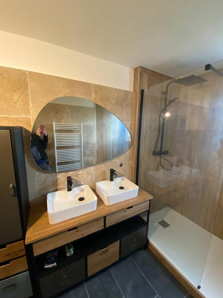Rénovation d'une salle de bain au Havre avec douche à l'italienne, double vasque et miroir haut de gamme.