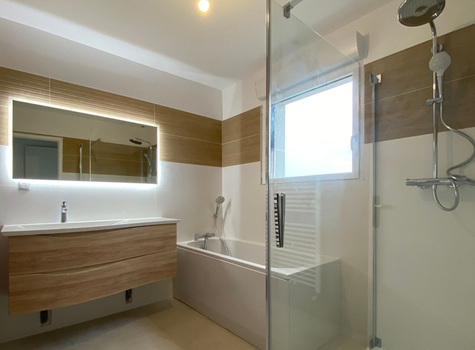 salle de bain baignoire et cabine de douche lavabo