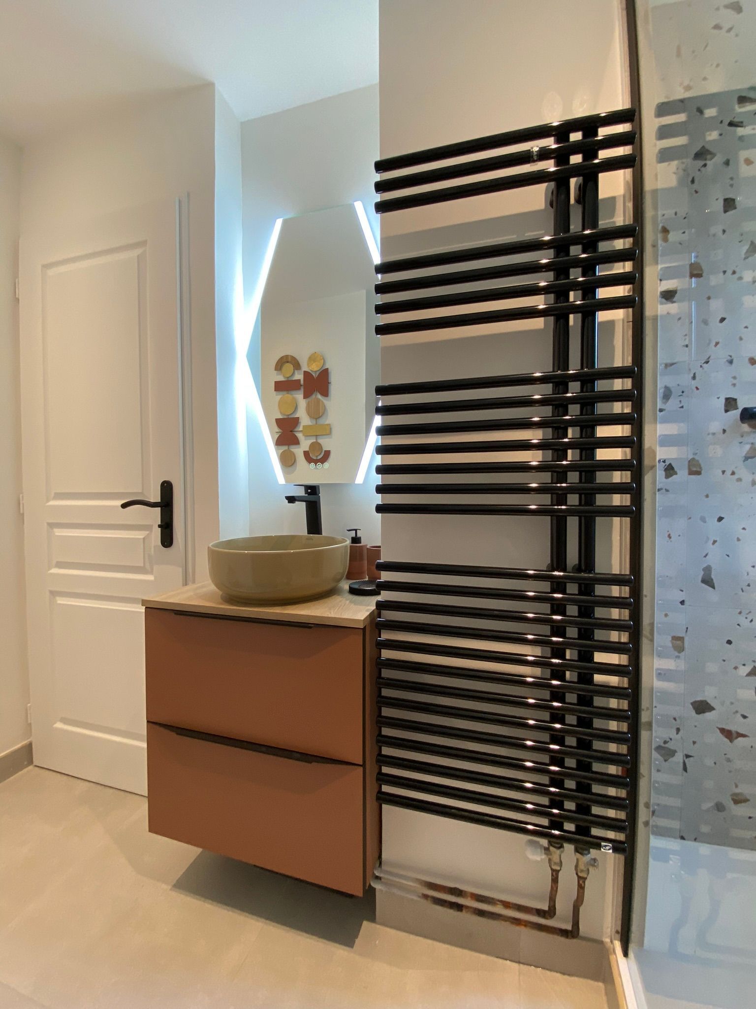 Salle de bain le havre avec sèche serviette miroir lavabo et cabine de douche