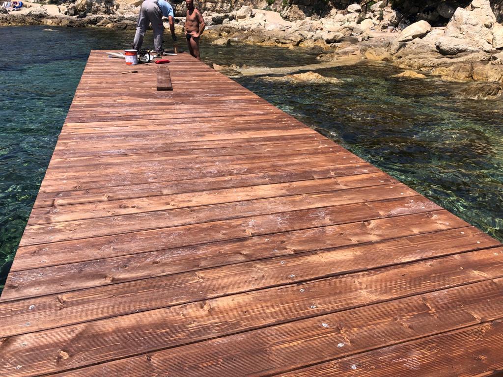 banchina in legno realizzata dalla società