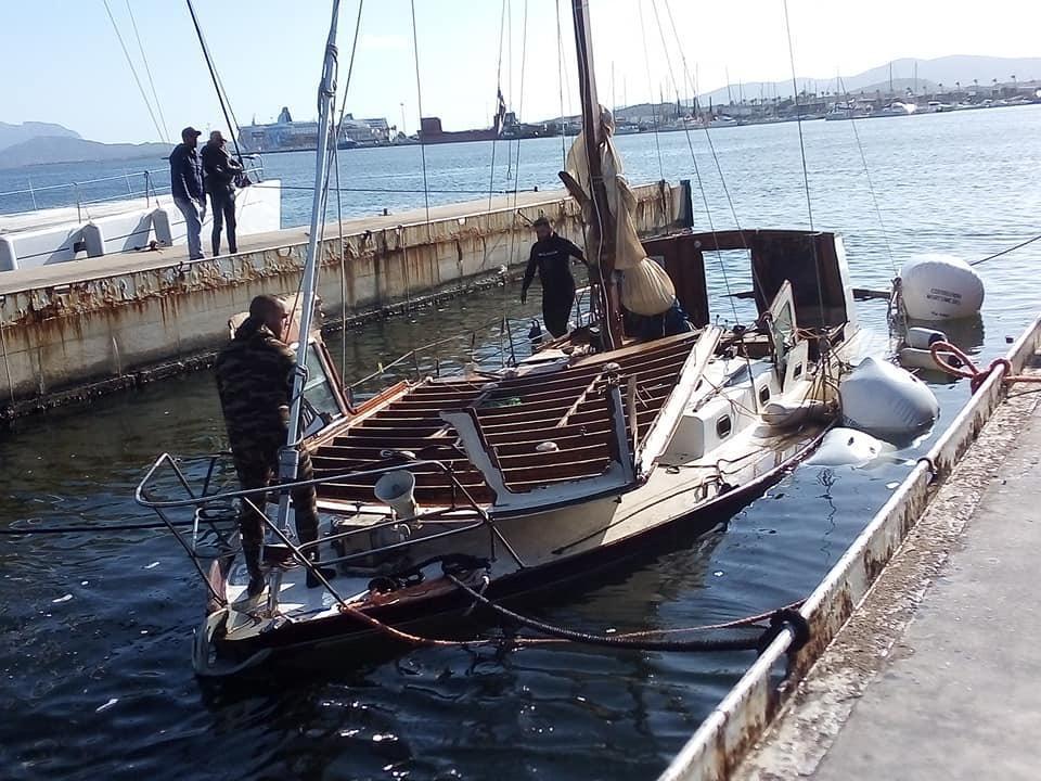 imbarcazione danneggiata in fase di recupero