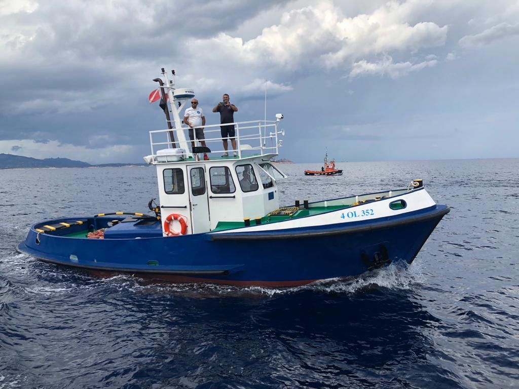 imbarcazione durante il recupero di una barca