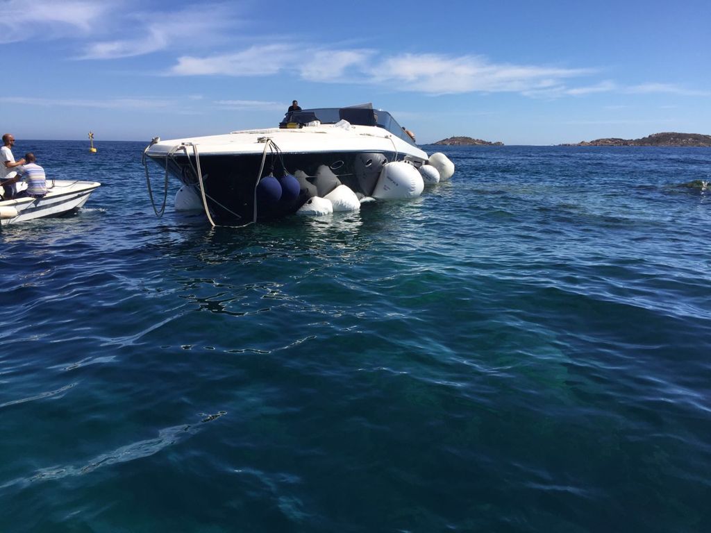 barca mentre recupera una imbarcazione