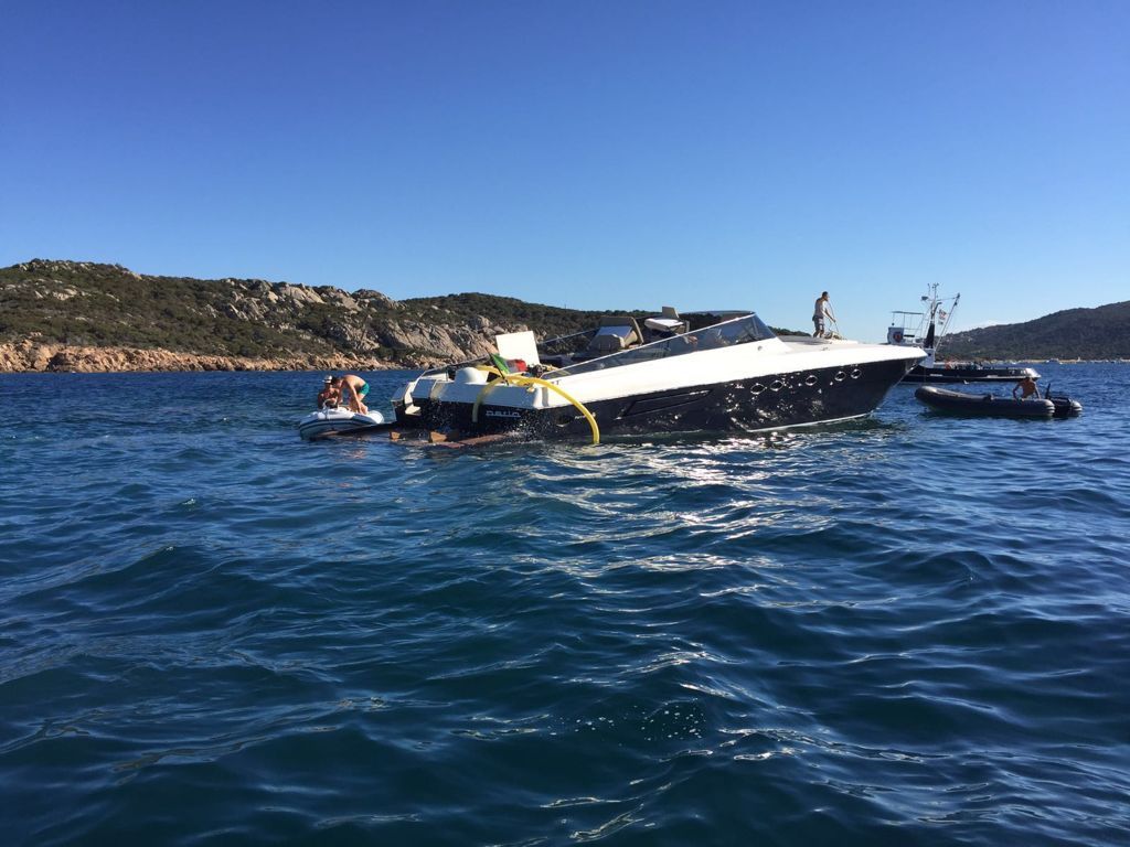 imbarcazione mentre viene recuperata