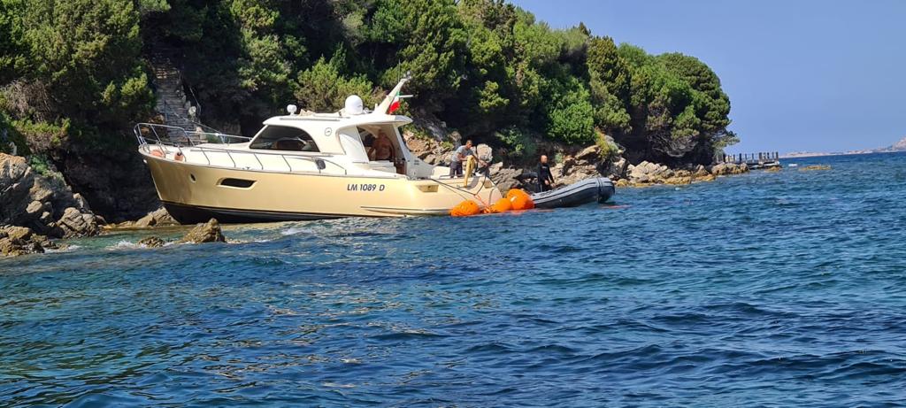 imbarcazione mentre viene salvata e recuprata