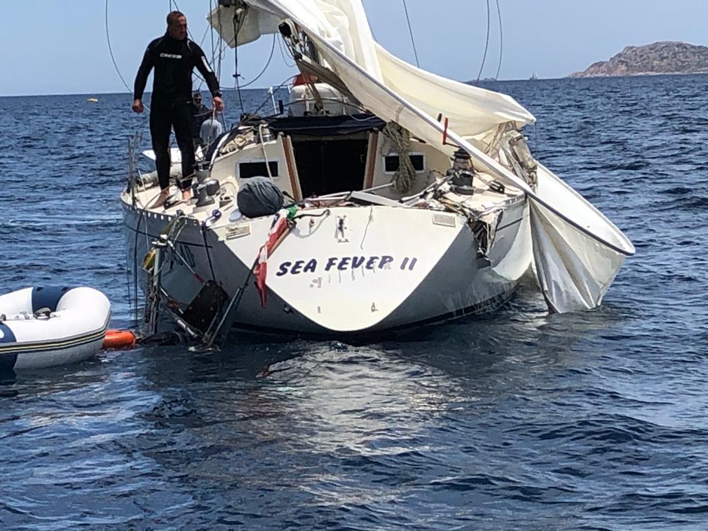 barca in difficoltà in acqua mentre viene recuperata