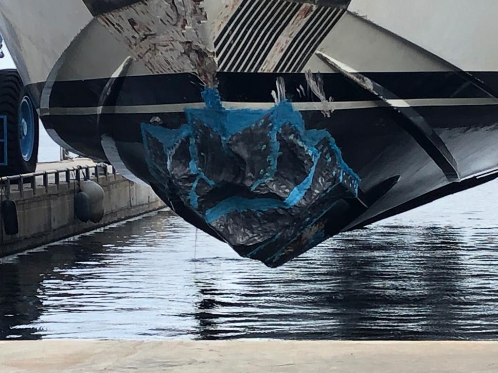 barca in difficoltà durante delle operazioni di recupero