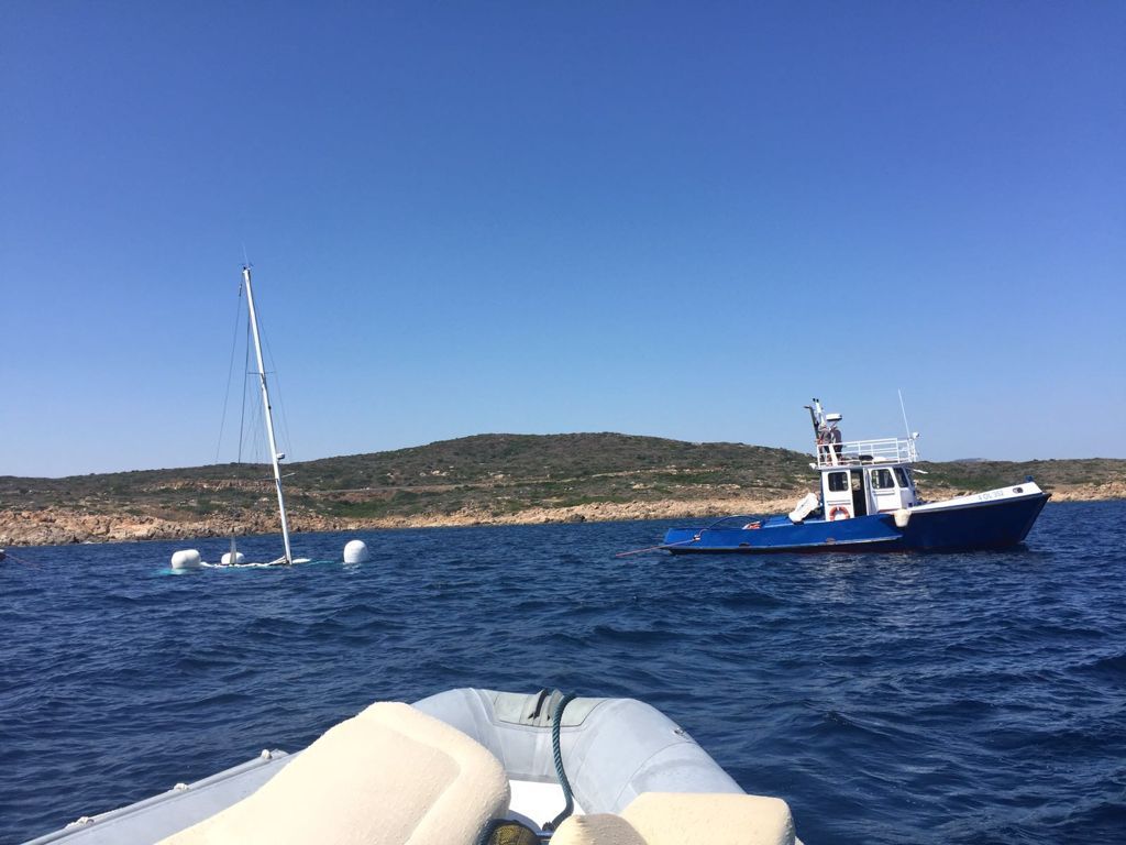 imbarcazioni mentre vengono recuperate