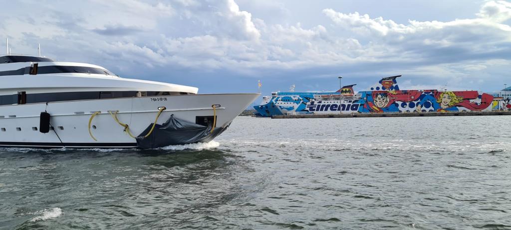 barche mentre vengono recuperate