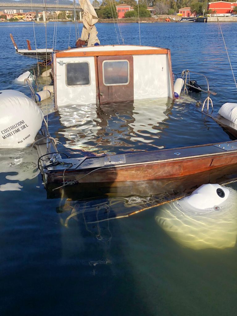 barca affondata