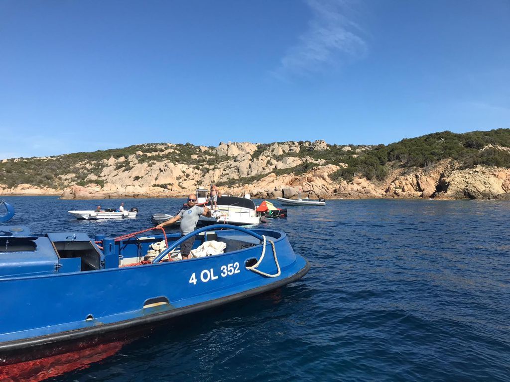 barca mentre viene recuperata dalla società