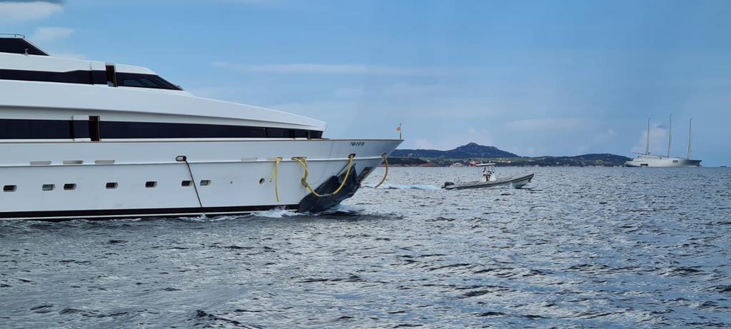 barca danneggiata durante delicate operazioni di recupero