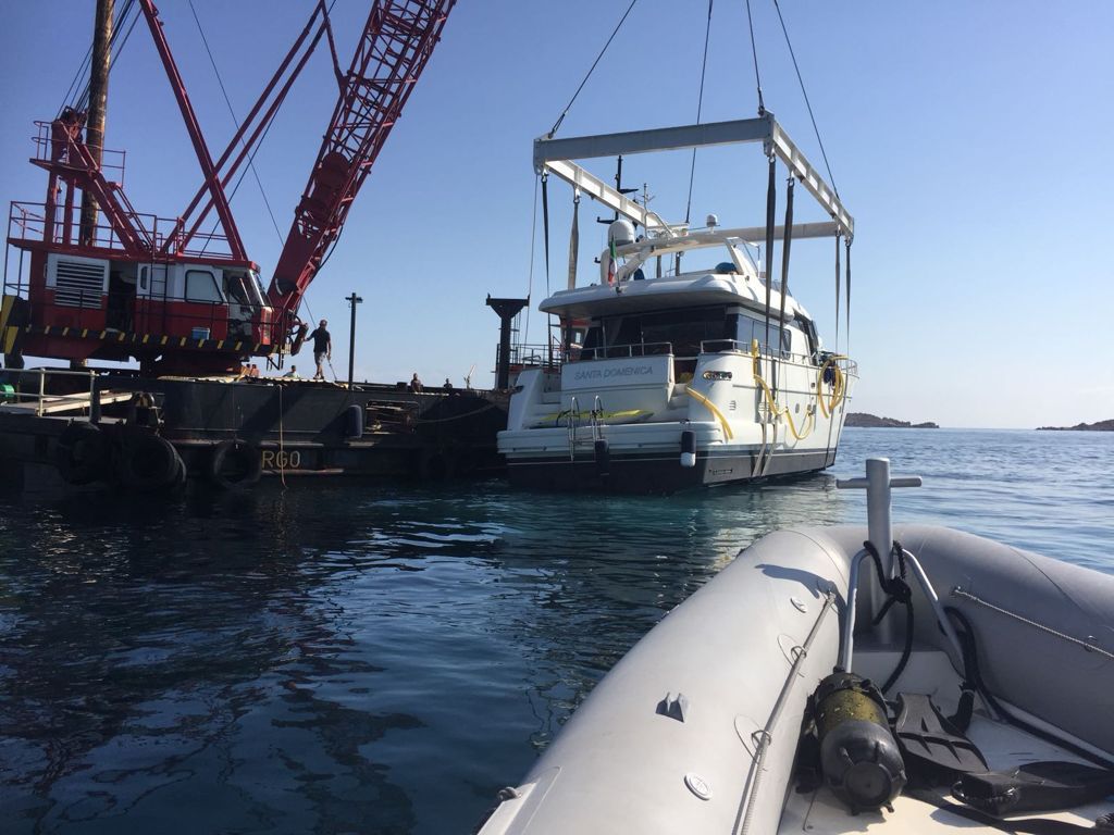 imbarcazione in difficoltà mentre viene recuperata