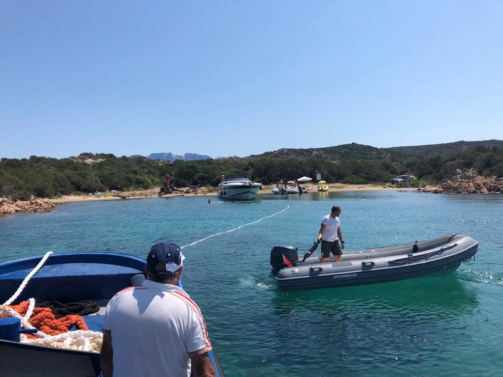 operazioni di rimorchio imbarcazione in acqua